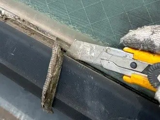 劣化が進んだシーリング材を丁寧に取り除き作業