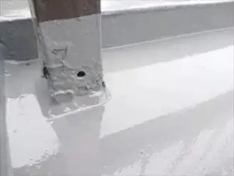 鉄骨製の柱への水抜き施工と排水口周りの処理完了