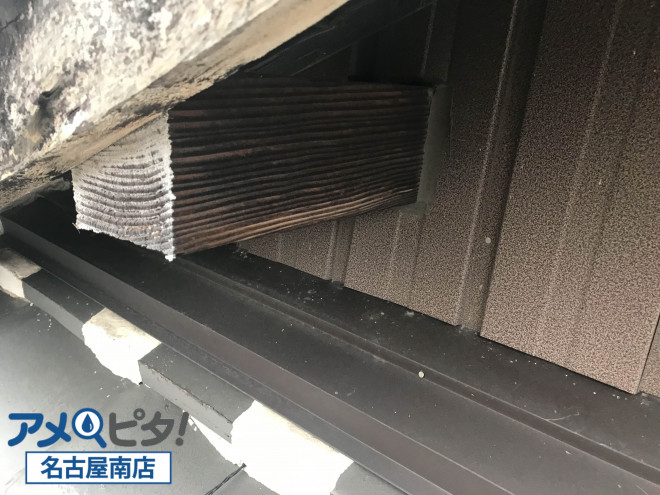 母屋(木)から雨水がしみ込んで雨漏りの原因となることもあります。
