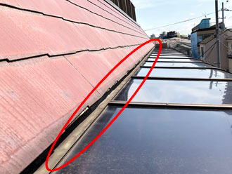 雨漏りが発生しているテラス屋根と外壁の取り合い部