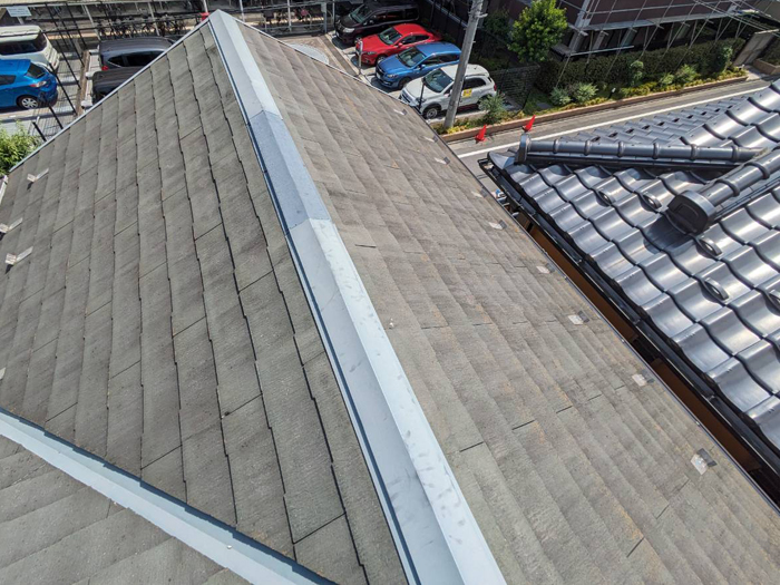 バルコニーに隣接する屋根・防水部の全景写真