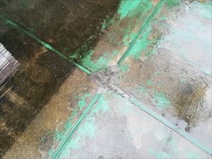 雨漏りを起こしたバルコニー床は以前DIYで塗装をされたようです