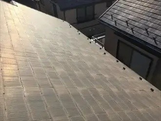 スレート葺き屋根は経年で塗膜が劣化