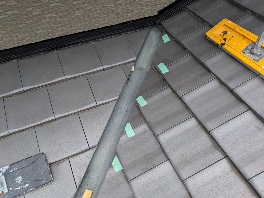 泉佐野市で平板瓦のメンテナンス作業で確認した棟瓦のズレとビス緩みを整えた屋根調査