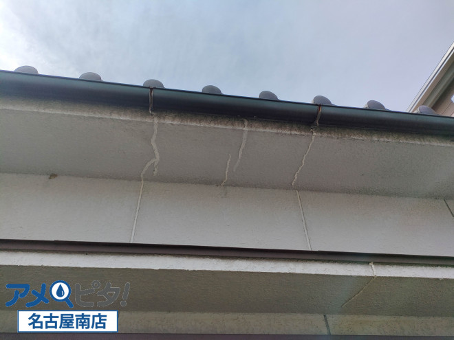 東海市にて隣家の建て替え工事の際に、工事の振動で屋根しっくいが剥がれる