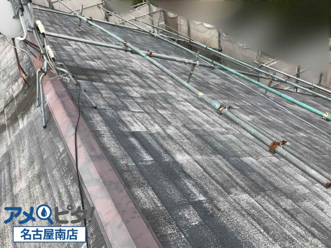 屋根上にも転落防止の屋根足場が設置されています。