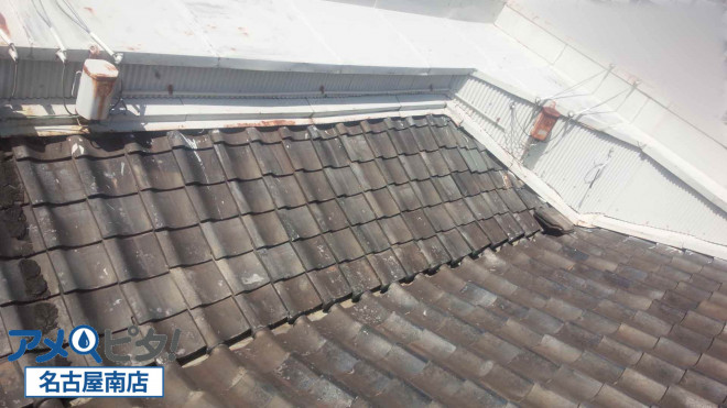 屋根瓦との間に水切り板金が施工されているが錆びたら雨漏りしやすくなります。
