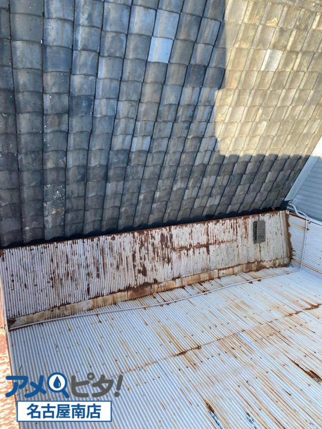 東海市にて強い雨が降るたびに雨漏りする中樋板金！取付ける為の屋根のリフォーム工事