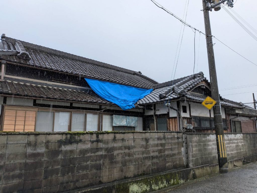泉佐野市で朝から雨漏りが発生した瓦屋根の谷部オーバーフローへ緊急対応した現地調査