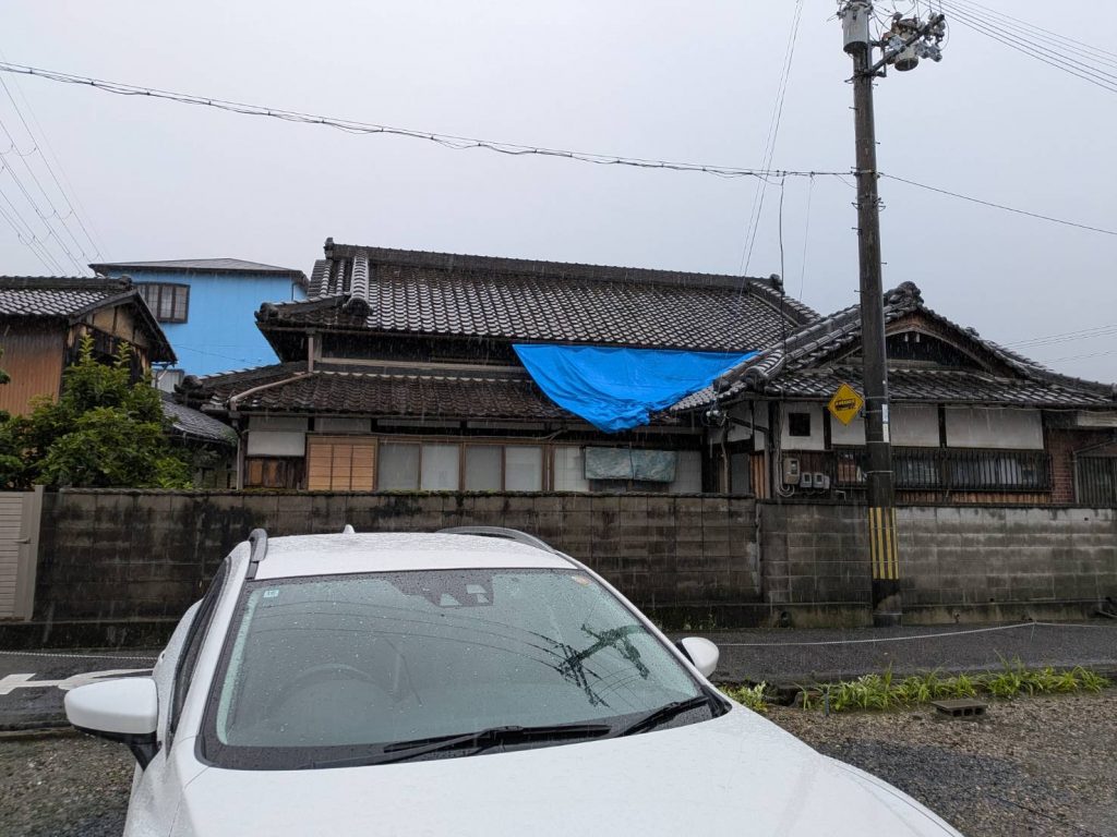 雨天時の屋根全景と養生