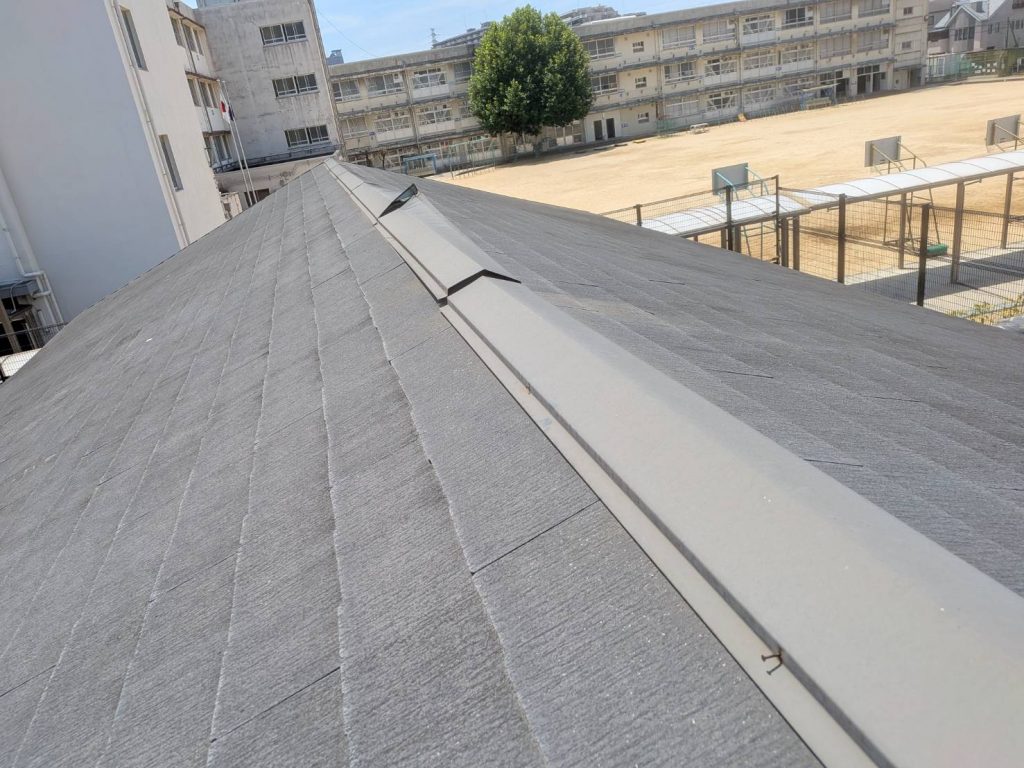 高石市で強風により大屋根の棟板金が浮いたため再利用して復旧し、釘をビスへ交換して補強した工事