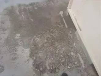 セメントを撒いた周囲には雨水が溜まっている状態