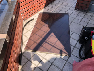 テラス屋根から外された平板