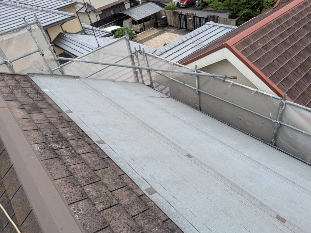 剥がれ進行の屋根全景