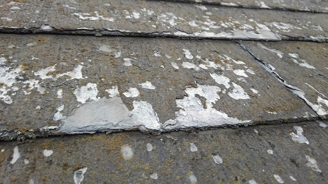 表面がはがれて劣化している屋根材