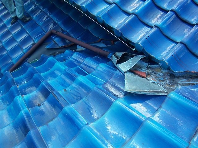 三島市 瓦屋根の雨漏りリスクを防ぐ「谷板金（銅板・ガルバリウム等）」のズレ補修工事