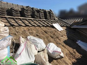 名古屋市瑞穂区にて屋根リフォームで中樋(箱樋)鉄板の取り替え!劣化した木製手摺の解体 | 雨漏り修理のアメピタ!