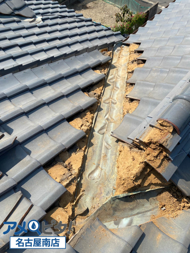 既設の谷板鉄板を取り外すために周辺の屋根瓦を取り外します。