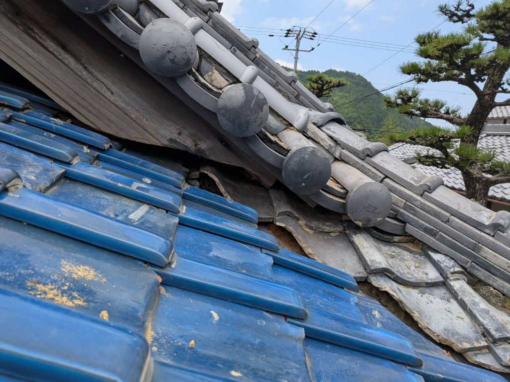 泉佐野市で銅板谷板の穴あきと隅棟のからみを丁寧に解体し交換復旧した屋根修理