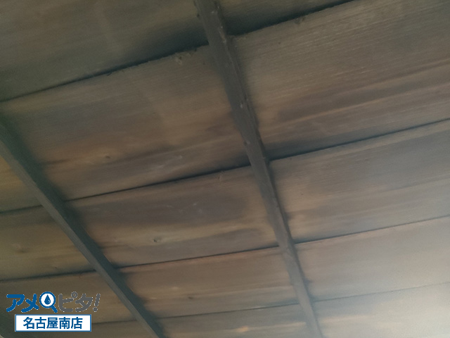 東海市にて平屋建物の瓦屋根からの雨漏りと室内の天井板への影響