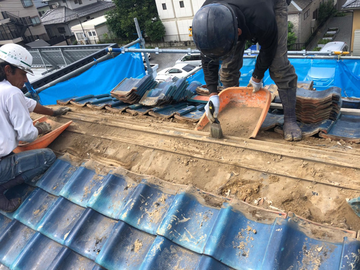 屋根葺き直し工事の様子　瓦の撤去