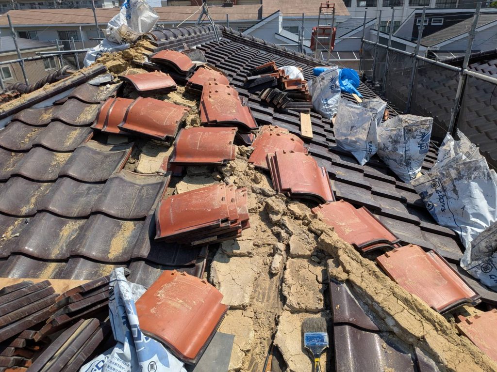 泉南市で隅棟の土崩れとズレを確認し雨漏り箇所を特定して積替え工事を行いました