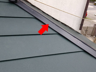 下屋の屋根カバー工法　棟板金設置　タフモック使用