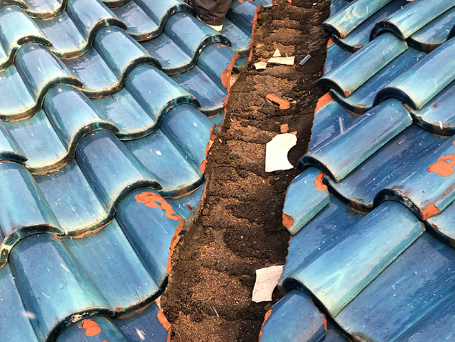 吹田市山田東、瓦屋根の住宅での雨漏りは土の溜まった谷板金が原因？