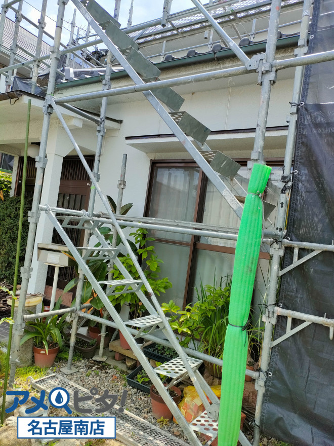 作業者が道具をもって屋根に上がりやすいように仮設階段も設置します。
