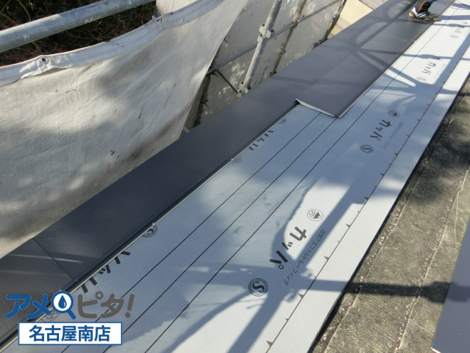 豊明市にて経年劣化し雨漏りしているカラーベストの上に金属屋根材にてカバー工法で施工