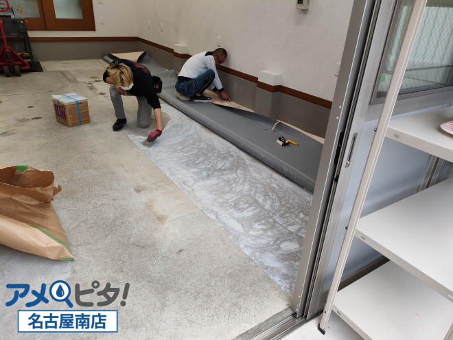 特殊な糊を床コンクリートの上に塗っていきます。