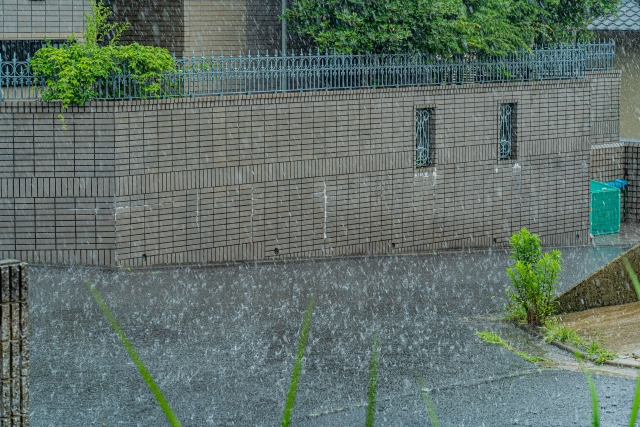 東海市にて古い建物の雨漏り原因と対策！台風やゲリラ豪雨がもたらす影響と対策