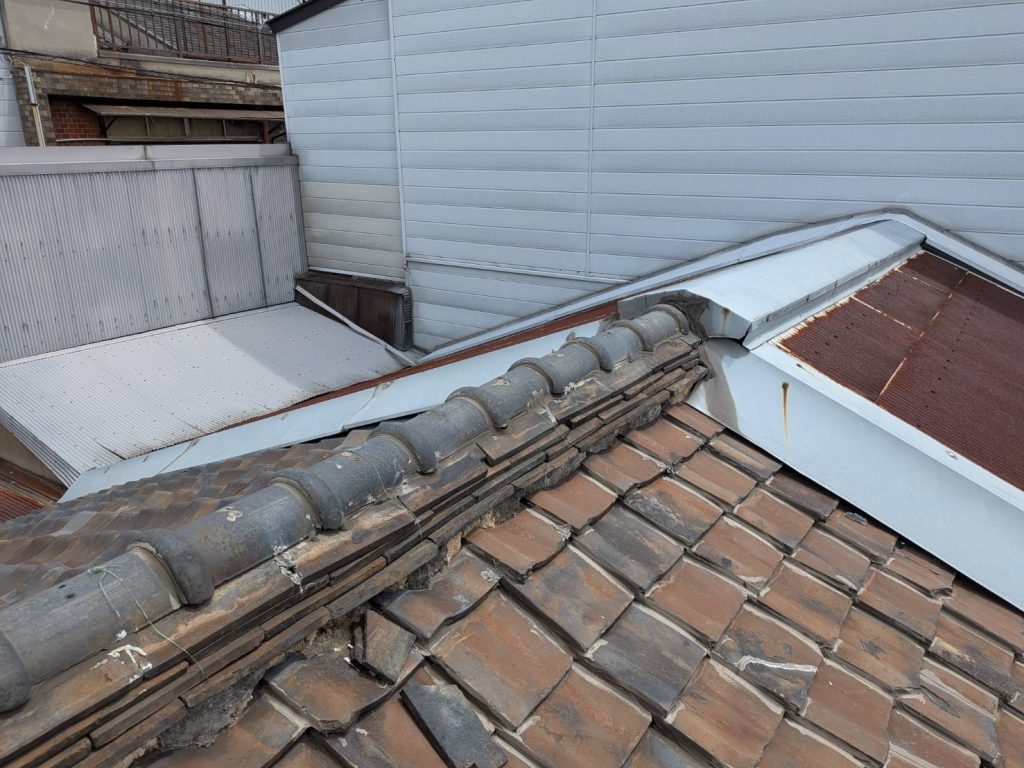 泉佐野市で瓦の割れやずれが広がった屋根を調査し、葺き替え工事をご提案した現場