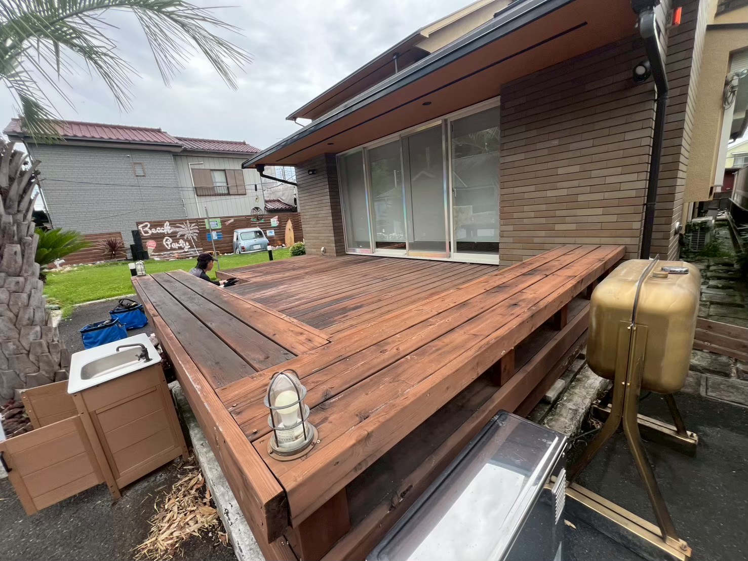 八潮市でウッドデッキの交換工事！劣化した木製デッキをリフォームする費用相場と施工事例