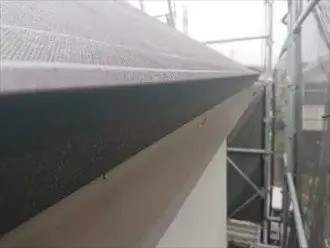 屋根材「スーパーガルテクト」を葺き作業している風景