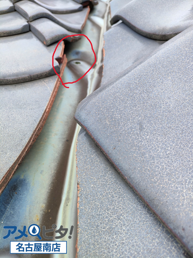 経年劣化と材質が銅板であることと酸性雨が原因で穴があきます。