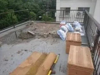 物置内の古いタンスを撤去