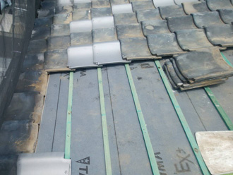 屋根葺き直し工事　防水紙取り付けと瓦設置