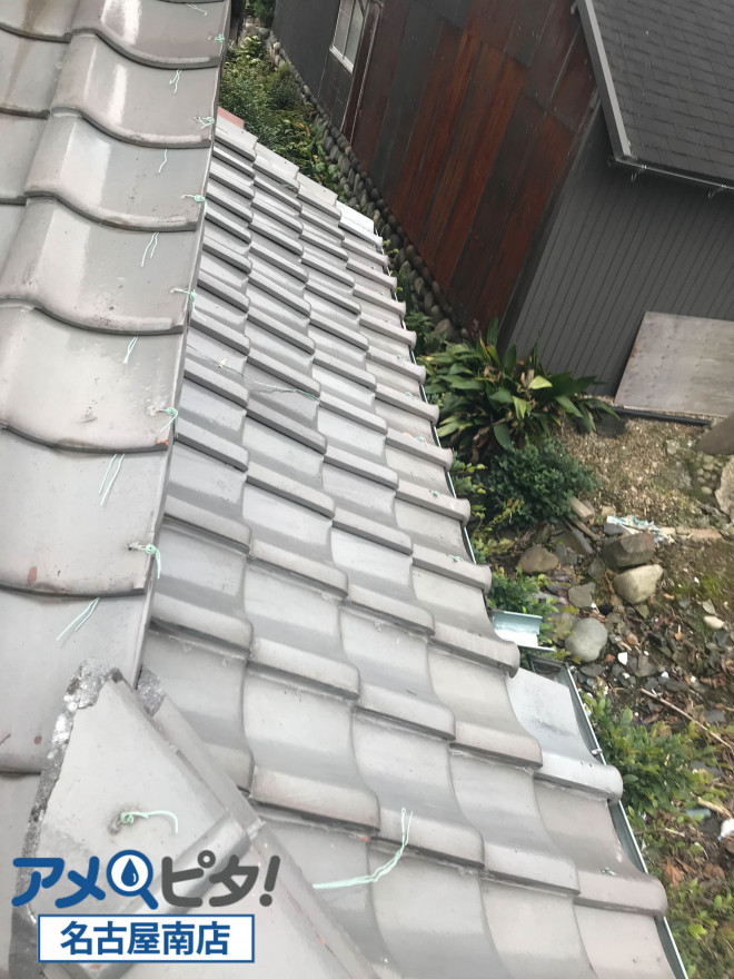 袖入母屋と呼ばれる右袖側の屋根形状です。
