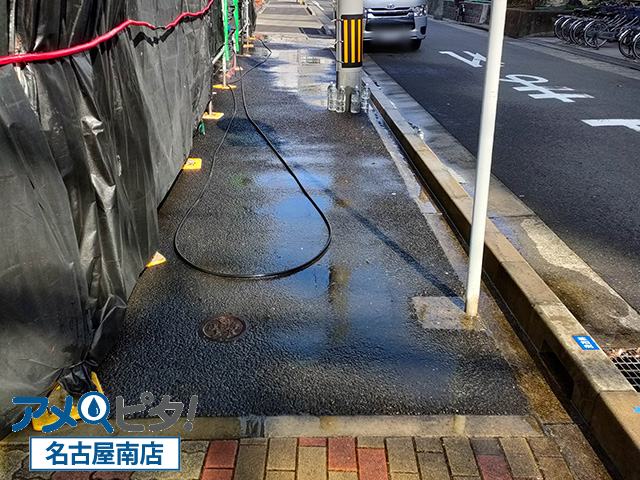 道路に水が流れています