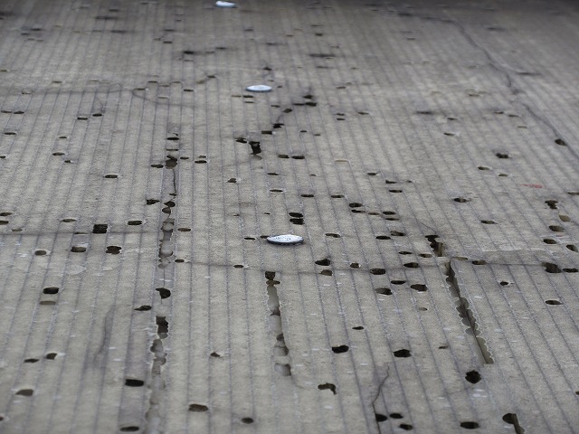 サンルーム屋根　塩ビ波板の劣化