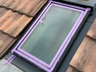 施工箇所の周囲をマスキングテープで養生し専用のプライマーを下地に塗布