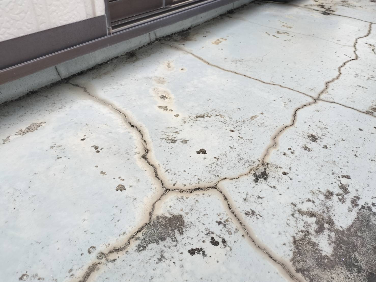 バルコニーひび割れ