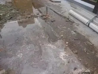 物置下に雨水が溜まっている状況