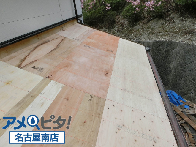12ミリの厚さの針葉樹の板材を貼り付けます