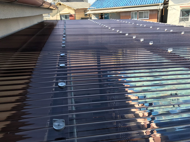 吹田市昭和町にてベランダ屋根を修理、ポリカ波板の特徴・メリットは？