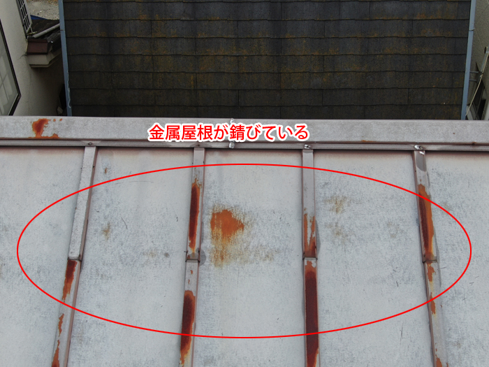錆びた金属屋根の写真