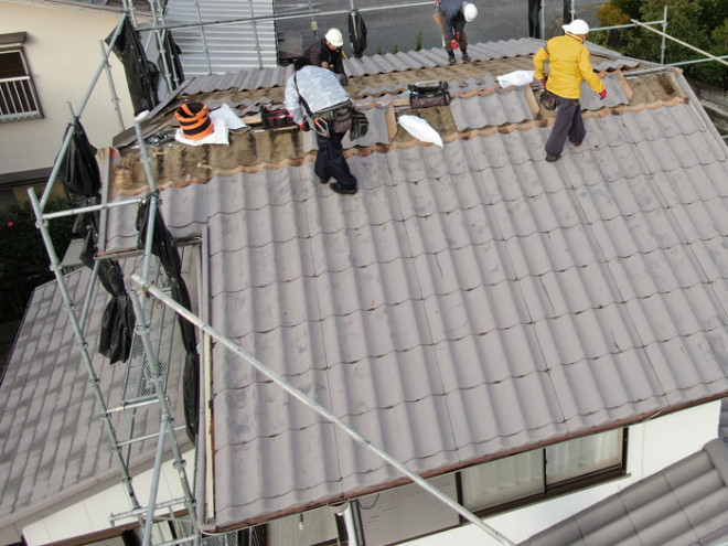 横浜市瀬谷区相沢で台風被害で雨漏りしていた屋根をガルバリウム鋼鈑の縦葺き屋根へ葺き替え