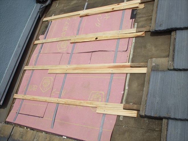 天窓を撤去した部分に防水紙と下地木材を取り付ける