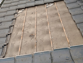 屋根葺き直し工事　防水紙が劣化している